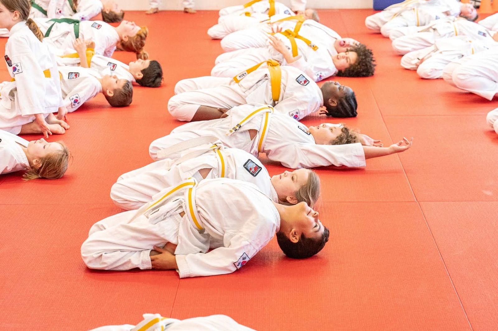 Kinder beim Dehnen im Kindertraining — Taekwon-Do Center Terranova Winterthur