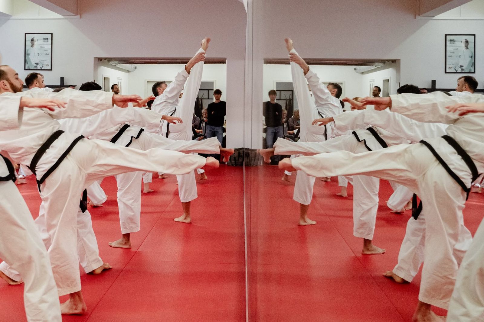 Erwachsene trainieren Kicks vor dem Spiegel — Taekwon-Do für Erwachsene in Winterthur